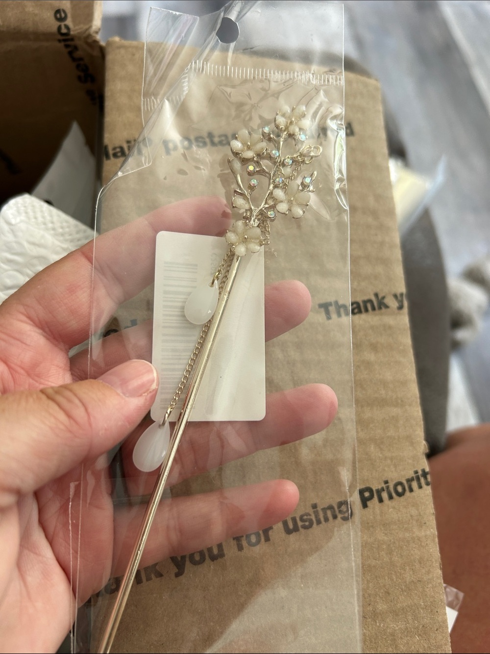 π₯$2 Gold Floral Dangle Hairpin with White Petal Accents